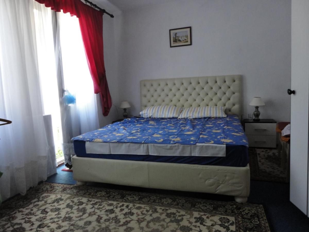 Wisteria Hotel Tivat Buitenkant foto
