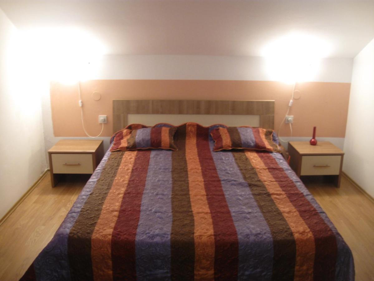 Wisteria Hotel Tivat Buitenkant foto