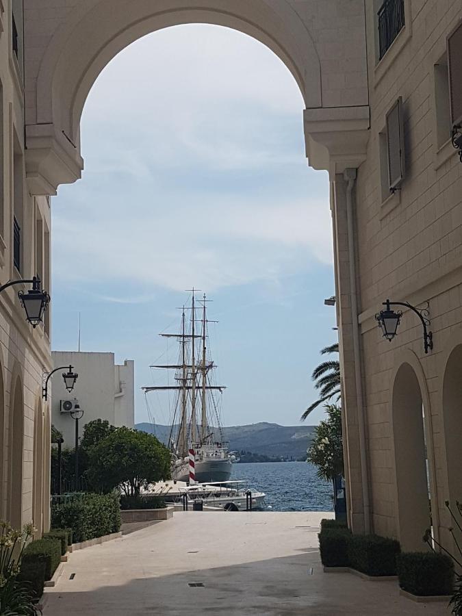 Wisteria Hotel Tivat Buitenkant foto