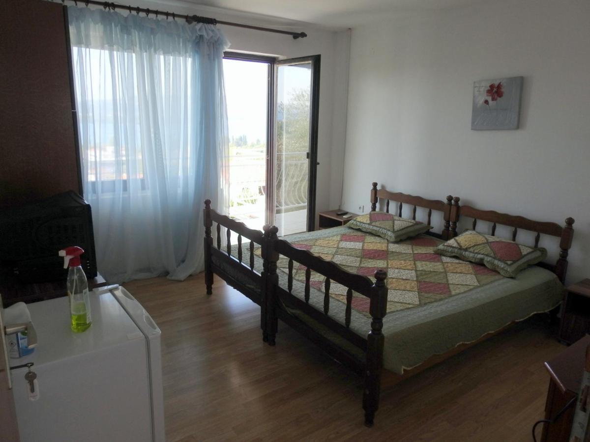 Wisteria Hotel Tivat Buitenkant foto