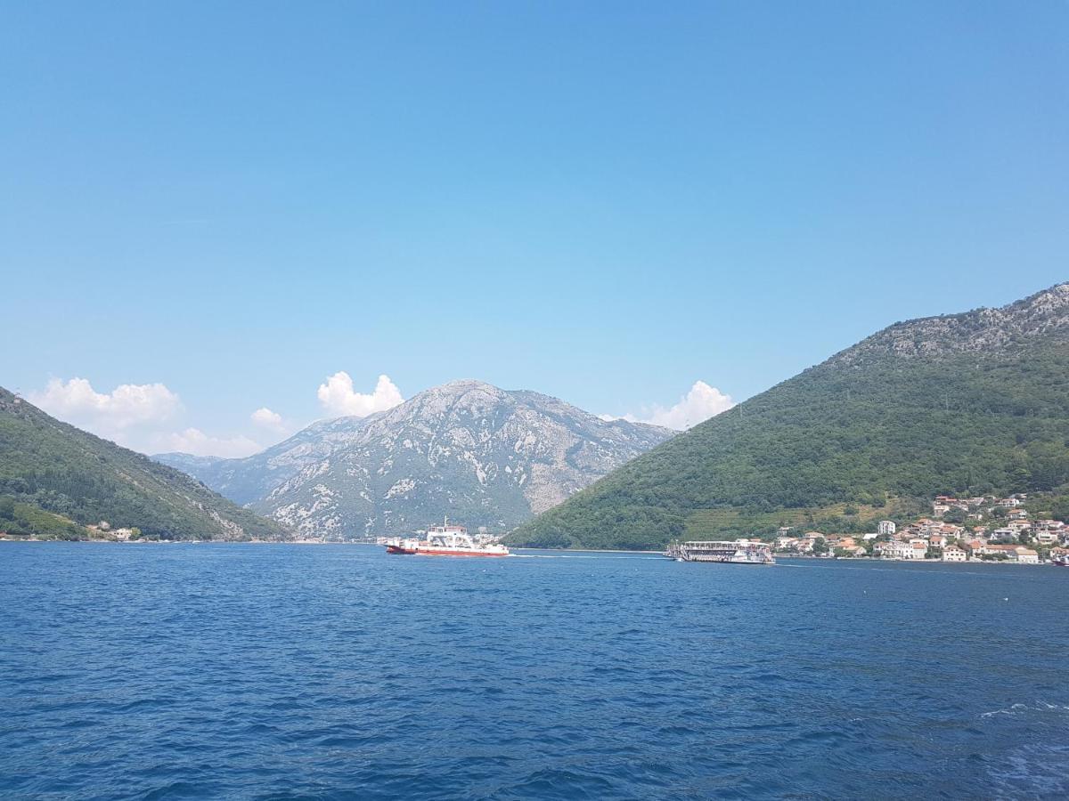 Wisteria Hotel Tivat Buitenkant foto