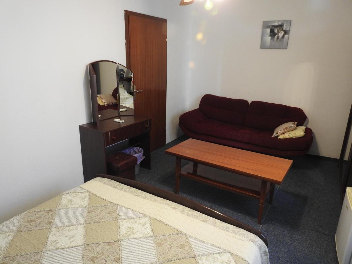 Wisteria Hotel Tivat Buitenkant foto