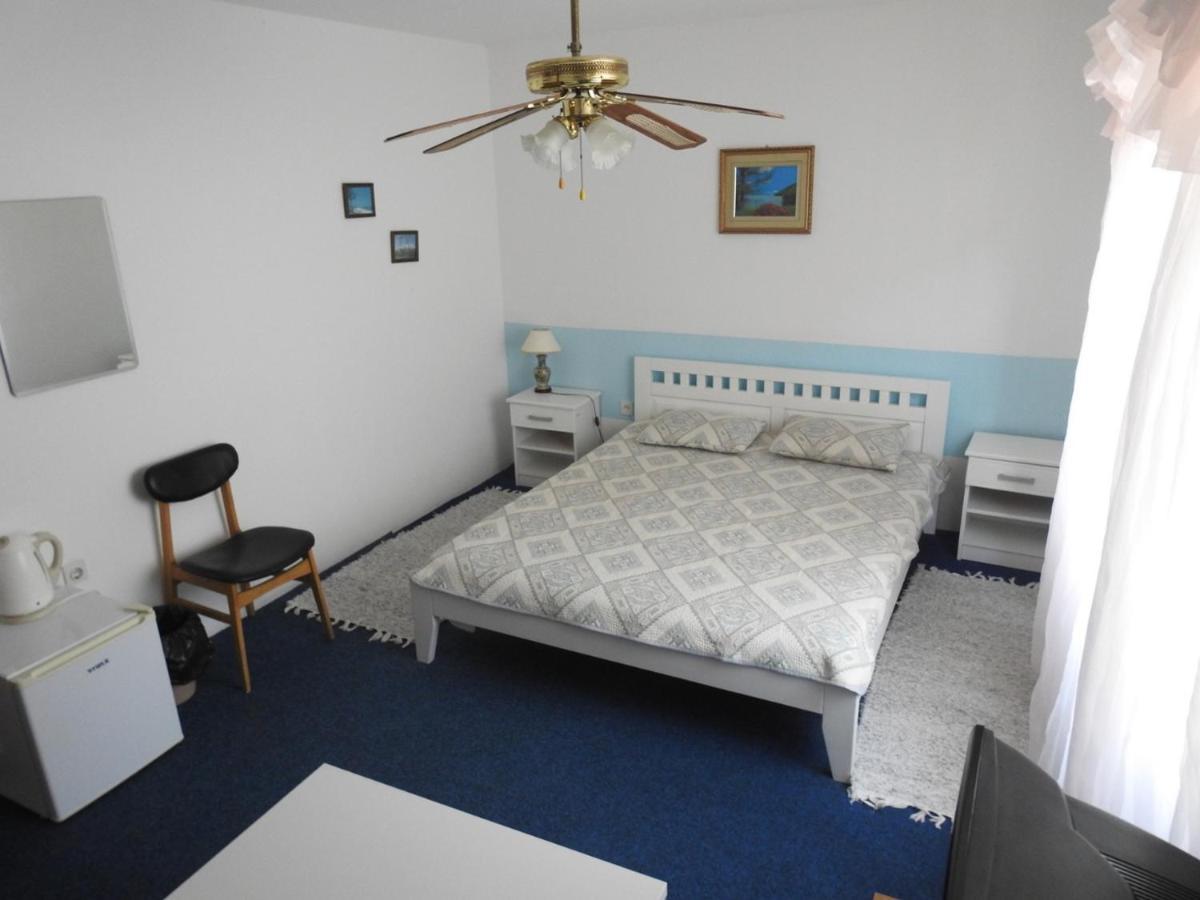 Wisteria Hotel Tivat Buitenkant foto