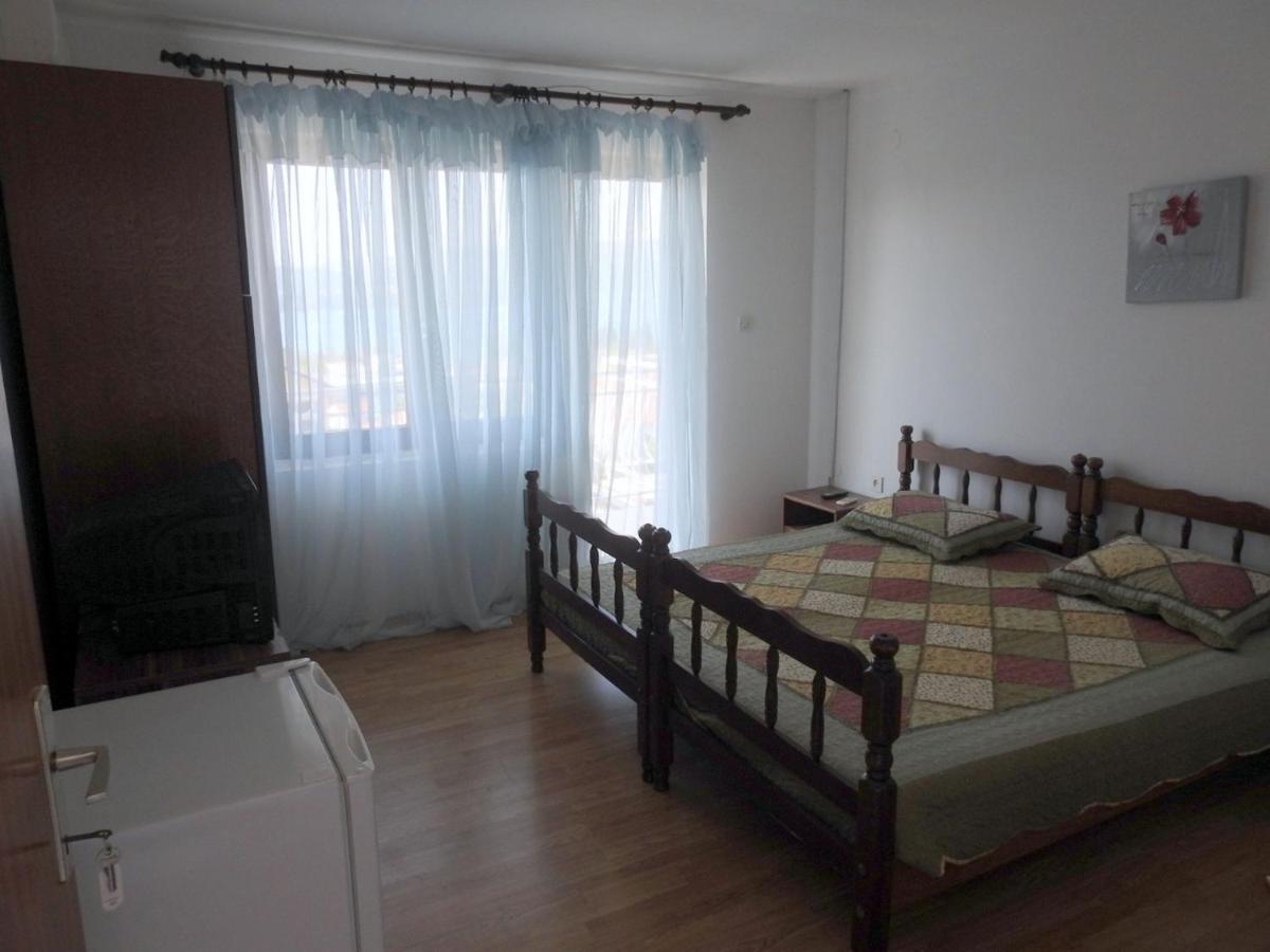 Wisteria Hotel Tivat Buitenkant foto